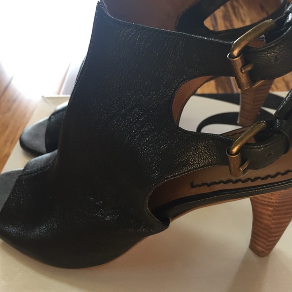 Black Nine West Peep Toe Shoe: Size 9 1/2 🖤 - Picture 3 of 8